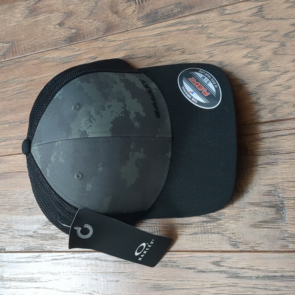NWT Oakley Trucker Hat